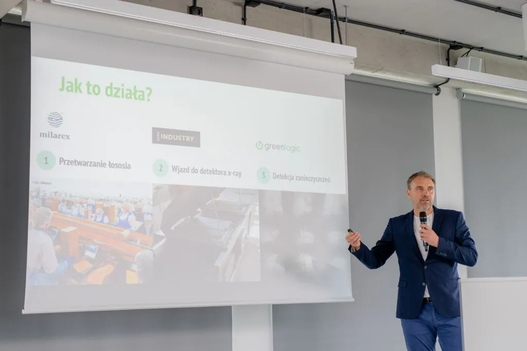 The slide on how it works: salmon processing, the X-ray detector and contaminant detection, at Dobre Mięso 2022